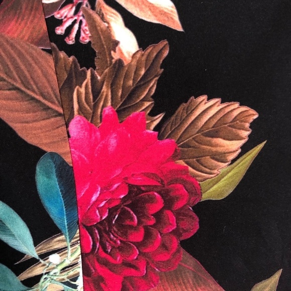 City Chic Floral Dress Zipper in Front and Ruching SZ L/20. - Picture 9 of 9